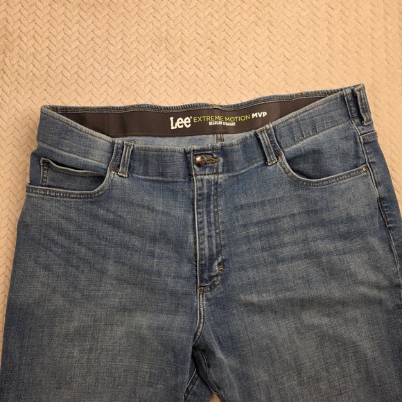 Lee Extreme Motion MVP Regular Straight Jeans Mens 42x30  Medium Wash Stretch - Picture 3 of 7